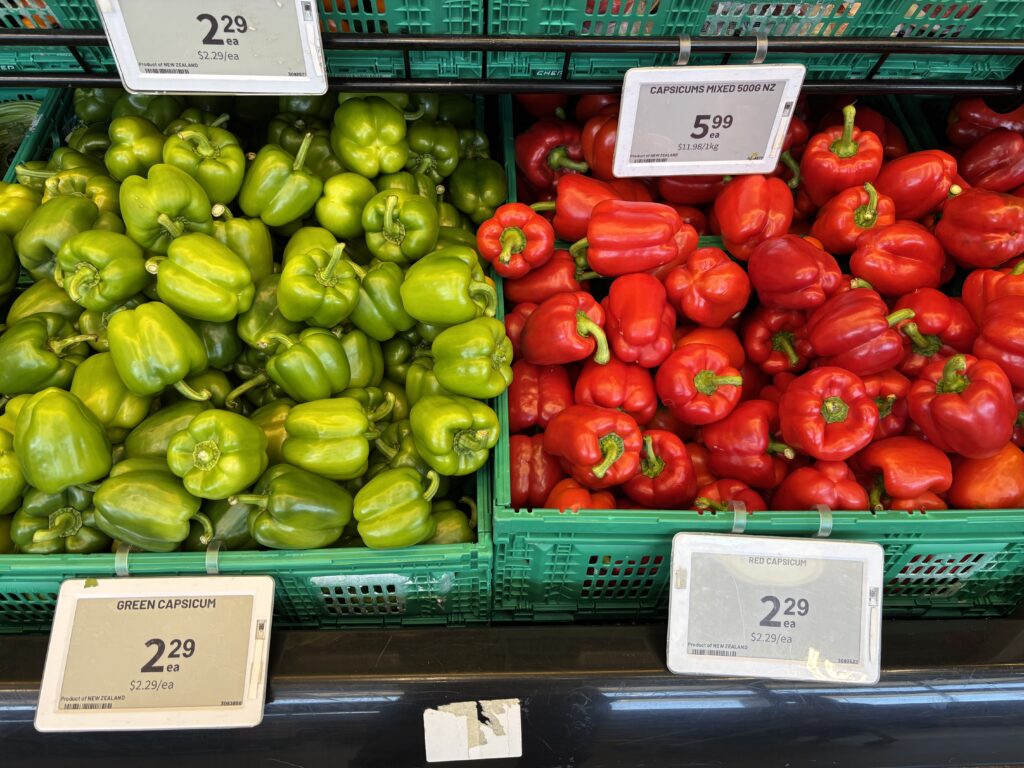 ニュージーランドで売っている青パプリカと赤パプリカ